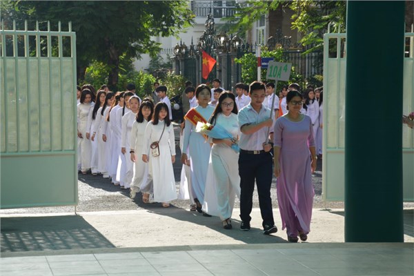 Cô Nguyễn Thị Huệ - GV Văn - GVCN 10A4